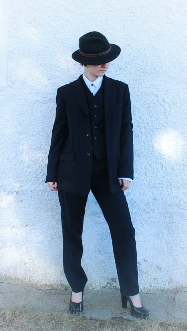 Dámský kostým v pánském stylu – foto 1